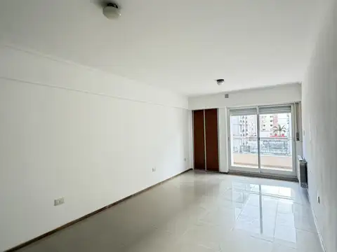 Monoambiente, luminoso, con caldera y radiadores. Excelente zona