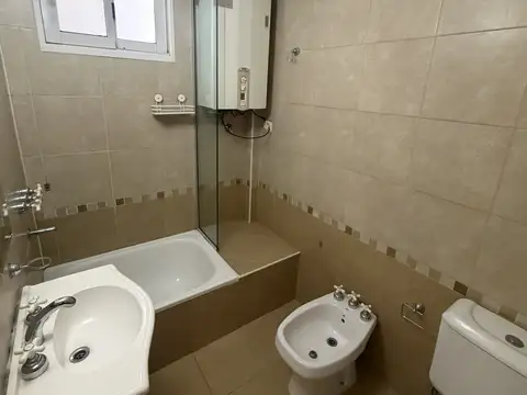 Monoambiente, luminoso, con caldera y radiadores. Excelente zona
