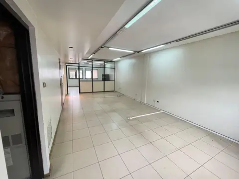 Oficina con kitchenet y baño privado.