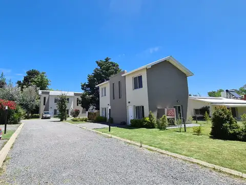 Barrio La Fernanda - Duplex 2 Amb. y Medio con Jardín y Cochera