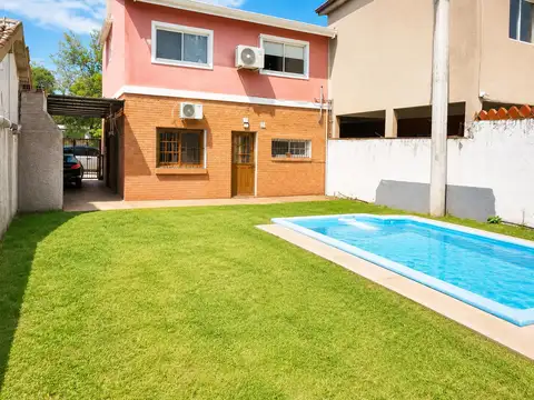 Casa en venta en El Talar, 5 ambientes con parque y piscina.