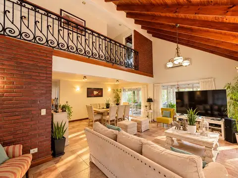 CASA EN VENTA EN CAMPOS DE ÁLVAREZ 5 AMBIENTES