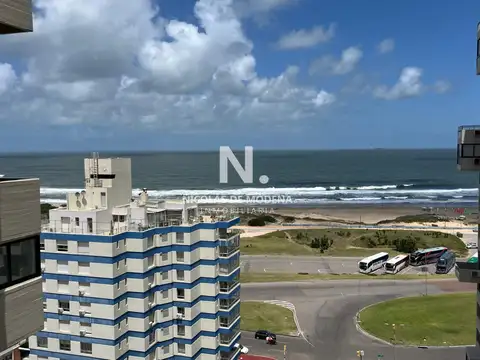 Apartamento en Venta, 3 dormitorios y servicio, en Playa Brava, Punta del Este