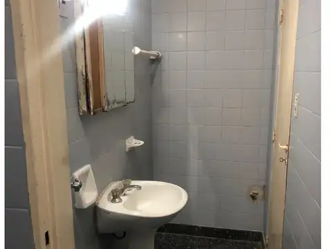 Venta. Galpón .Flores. 120m2. Impecable. Mixtura2. Planta libre. Oficina.