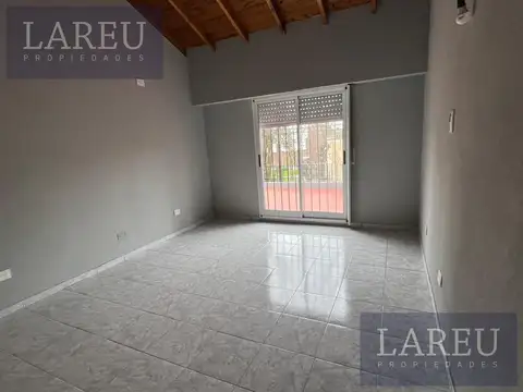 Casa en Alquiler con 2 cocheras