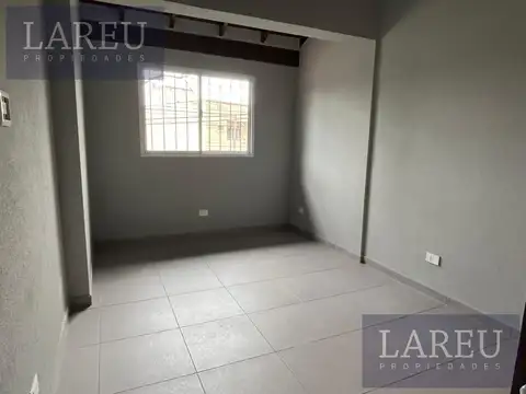 Casa en Alquiler con 2 cocheras
