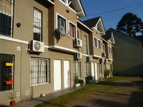 Casa en Alquiler con 1 cochera