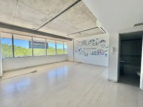 Oficina en Alquiler con 1 cochera