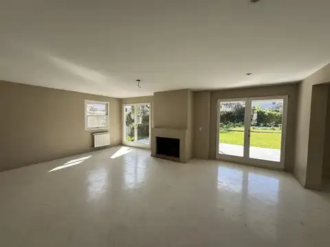 Casa 5 ambientes con 4 baños