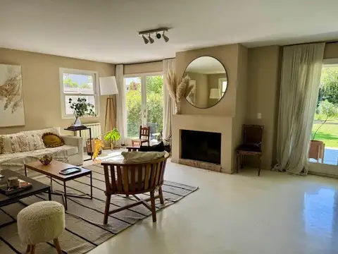 Casa 5 ambientes con 4 baños