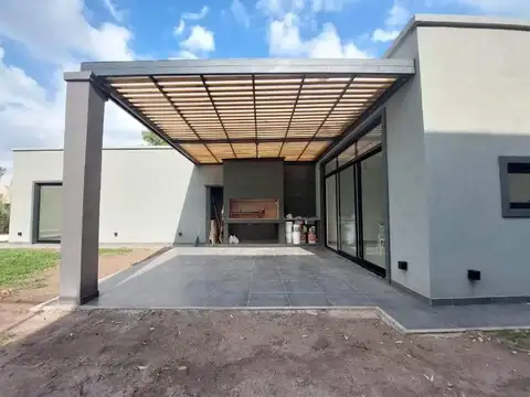 Casa 4 ambientes con 2 baños
