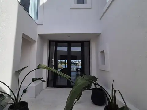 Casa en Alquiler con 2 cocheras