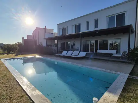 Casa en Alquiler en Barbarita, USD 8.000