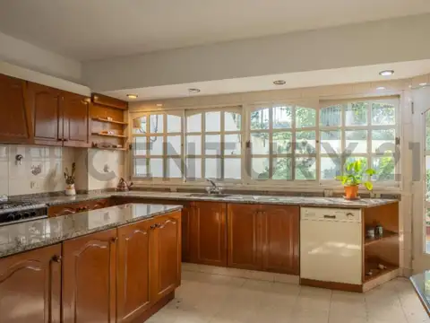 Casa en Venta con 3 cocheras