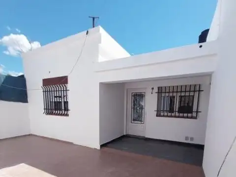 Casa con patio y cochera - 2 dormitorios - Marcelo T de Alvear 5400