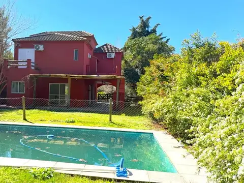 Casa 4 ambientes con 2 baños