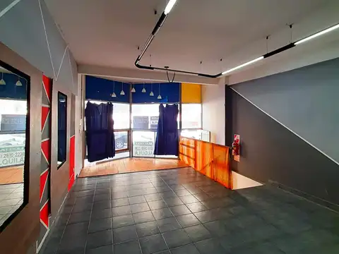 Local 45 mts, a la calle.