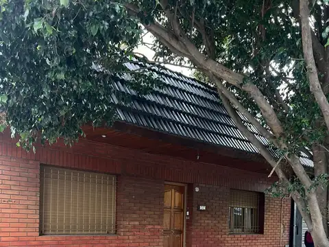 Casa 3 ambientes con patio y terraza en centro comercial sanabria