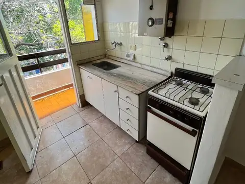 Departamento de escalera de un dormitorio, con balcón corrido, ideal inversores.