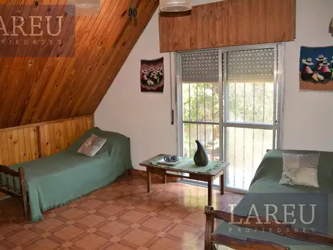 Casa 4 ambientes con 2 baños
