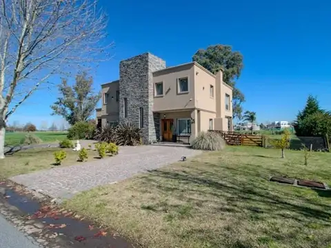 Casa 5 ambientes con 3 baños