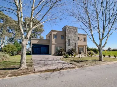 Casa en Alquiler con 2 cocheras