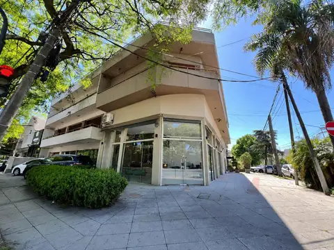 VENTA EN BLOCK! 2 LOCALES, 2 OFICINAS EN PLANTA ALTA Y UN CHALET!