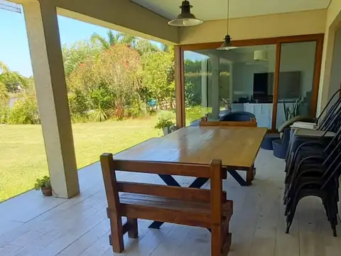 Casa 5 ambientes con 3 baños