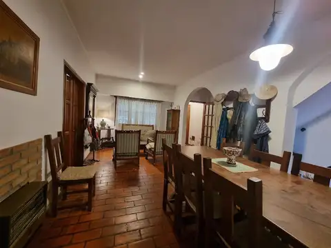 Casa de dos plantas a metros de Av. Freyre-