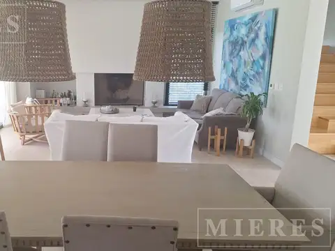 Casa 6 ambientes con 4 baños