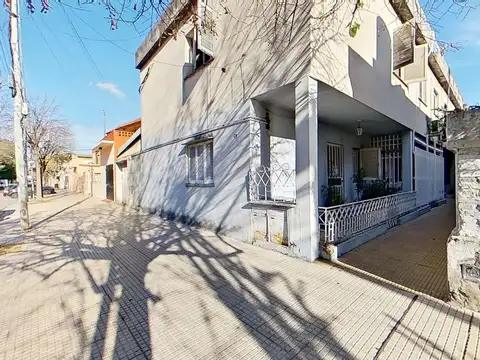 VENTA CASA 4 AMBIENTES CON PATIO Y COCHERA - CABA
