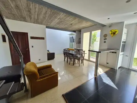 Casa 8 ambientes con 3 baños