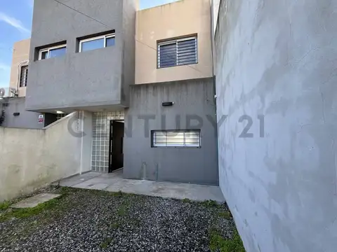8 entre 492 y 493 4200, Piso -
