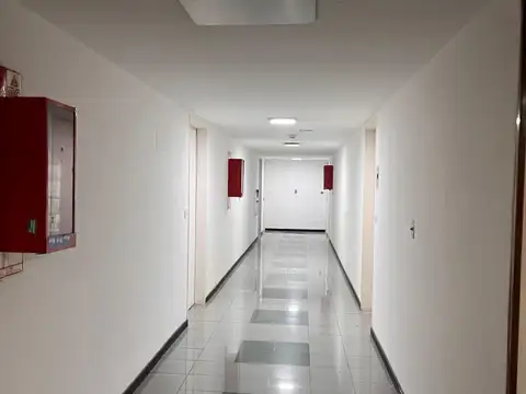 OFICINA DE 2 AMBIENTES PISO ALTO EN GALERÍA JARDIN. A PASOS DE CALLE FLORIDA.