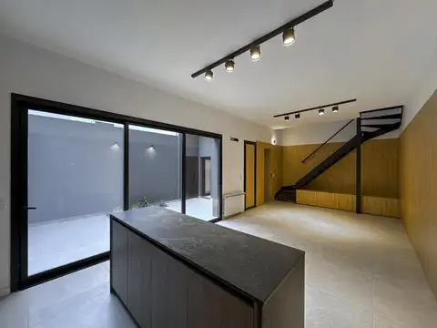 Casa de pasillo de 2 dormitorios más escritorio y quincho en Zona Río