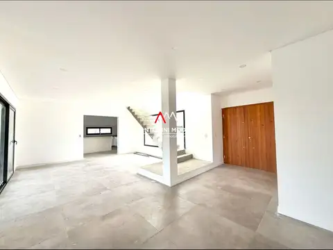 Casa en Venta con 4 cocheras