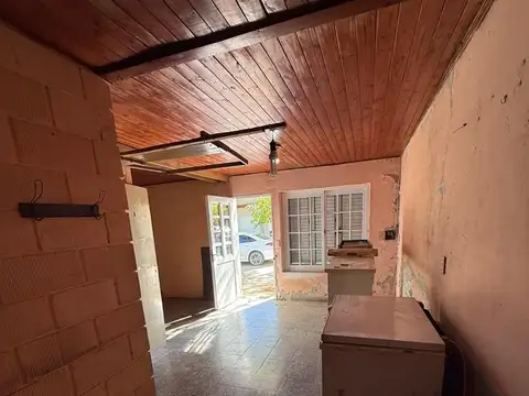 VENTA CASA DOS DORMITORIOS - BARRIO OESTE