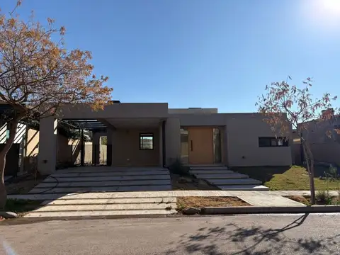 Venta Casa 3 hab Barrio Privado Aguaribay