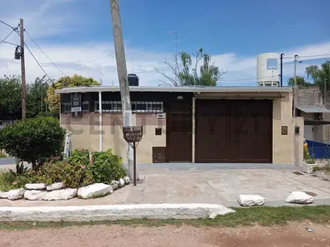 VENTA CASA 2 AMBIENTES CON COCHERA Y PATIO