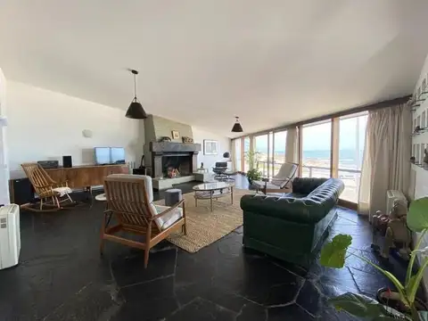 Casa 7 ambientes con 5 baños