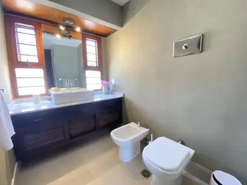 Casa 7 ambientes con 5 baños