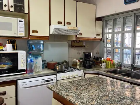 Casa 4 ambientes con 2 baños