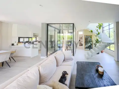 Casa en Venta con 4 cocheras