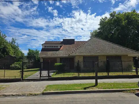 Casa 8 ambientes con 1 baño