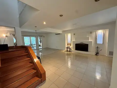 Casa en Alquiler con 1 cochera