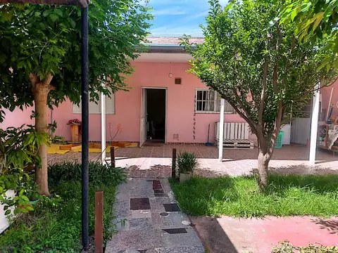 Casa 6 ambientes mas local comercial