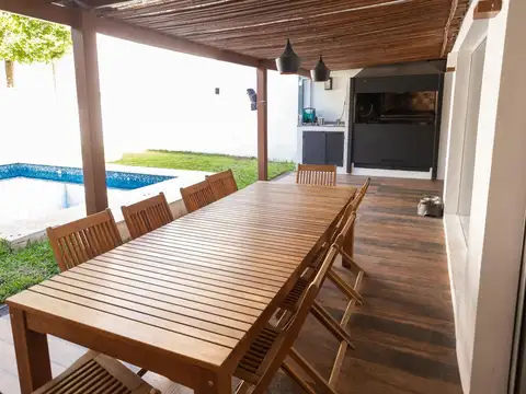 Casa en Alquiler con 1 cochera