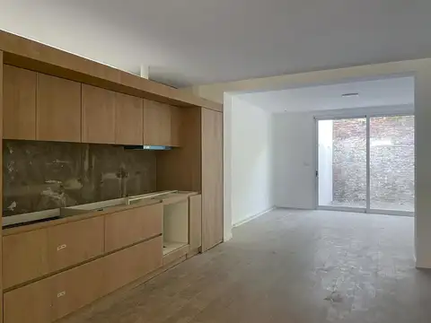 Casa de pasillo de 2 dormitorios más comodín, jardín y terraza en Pichincha