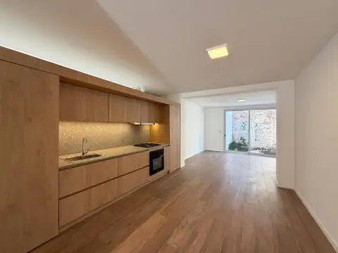 Casa de pasillo de 2 dormitorios más comodín, jardín y terraza en Pichincha