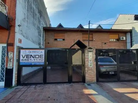 AMPLIO TRIPLEX 4 AMB. CON GARAGE Y PATIO, NUEVO VALOR 